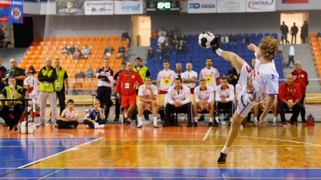 Ondřej Vít smečuje během světového šampionátu v Brně