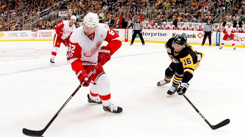 Thomas Vanek (vlevo) v dresu Detroitu v utkání proti Pittsburghu