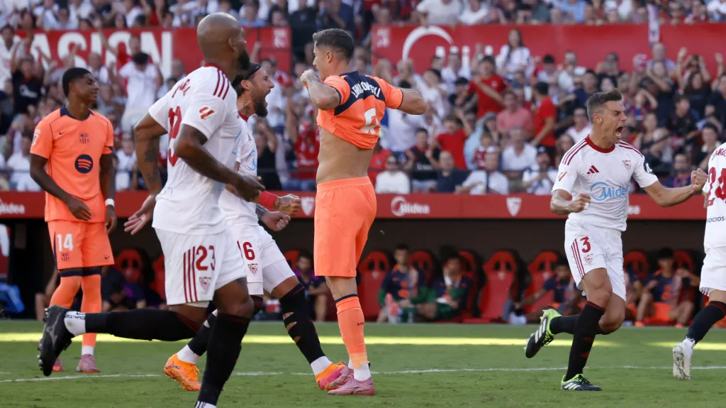 Hráči Sevilly se radují poté, co Lewandowski nedal penaltu