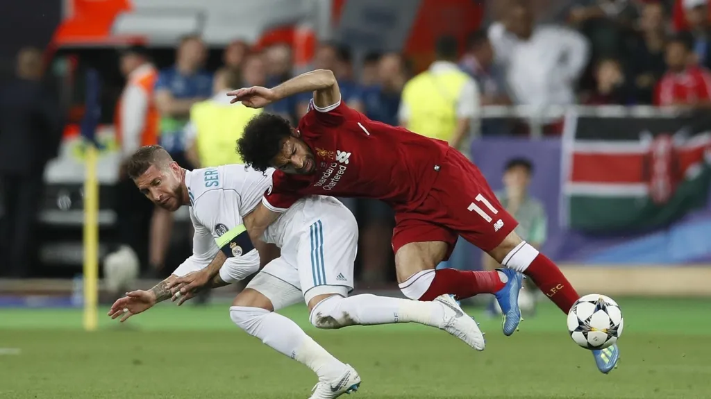 Sergio Ramos z Realu Madrid (vlevo) a Mohamed Salah z Liverpoolu