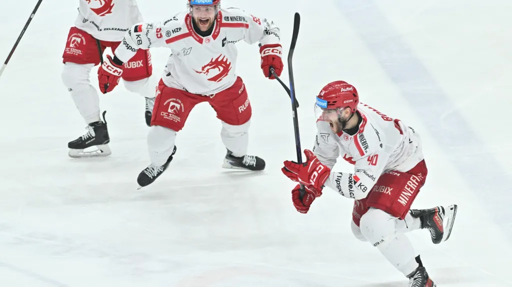 Hokejisté Třince slaví rozhodující branku čtvrtfinále