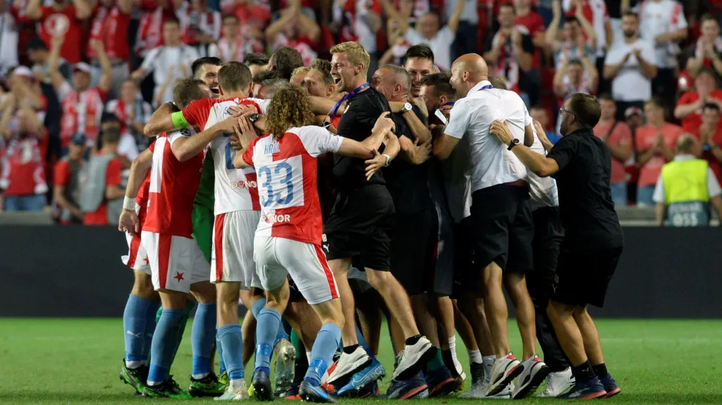 Fotbalisté Slavie se radují z postupu do skupinové fáze LM