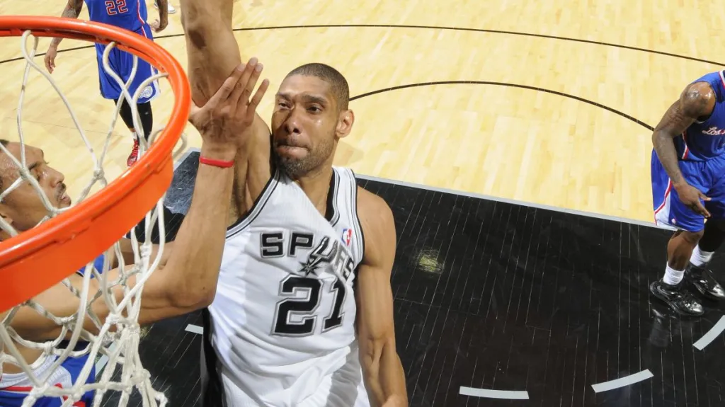 Tim Duncan smečuje do koše Clippers