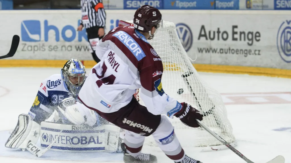 Sparťan Daniel Přibyl střílí gól do sítě Plzně