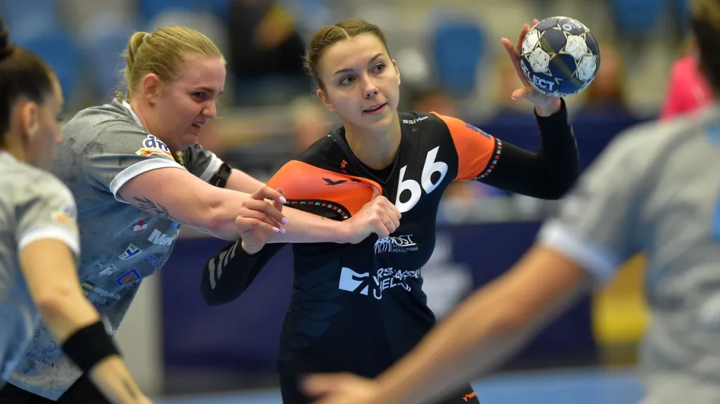 Házenkářky Mostu (v černém) nestačily na soupeřky z Lublaně