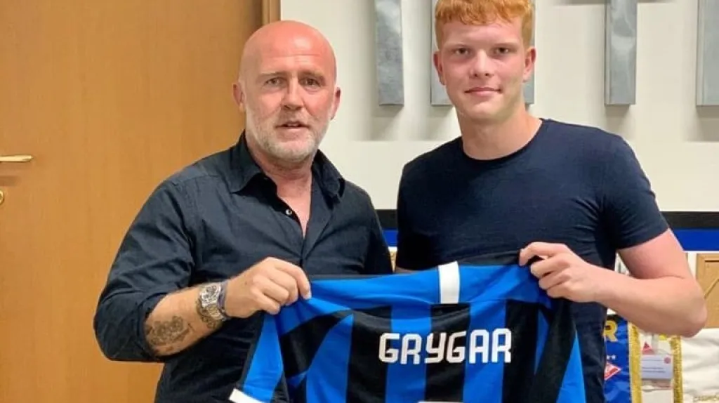 Samuel Grygar (vpravo) s dresem Interu Milán
