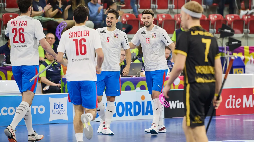 Čeští florbalisté oslavují gól na mistrovství světa