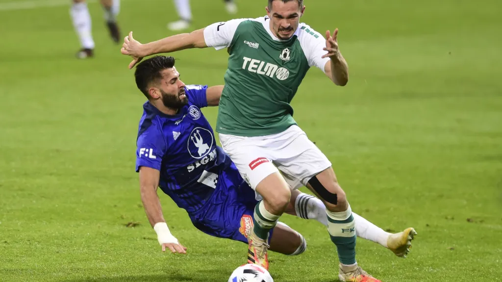 Jakub Martinec z Jablonce v souboji s Jakubem Yunisem z Olomouce