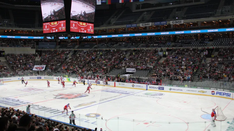Utkání začalo. O2 arena byla velice solidně zaplněná