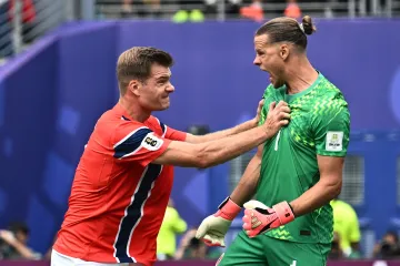 Orjan Nyland slaví chycený pokutový kop