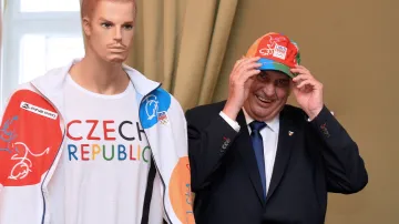 Miloš Zeman zkouší kšiltovku z olympijské kolekce