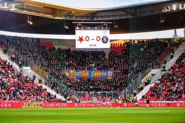 Fanoušci Sparty při derby se Slavií v Edenu