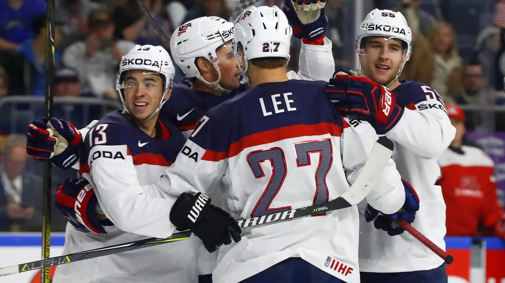 Slavící hokejisté USA