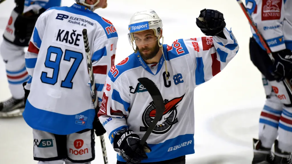 Slavící Michal Vondrka se spoluhráči