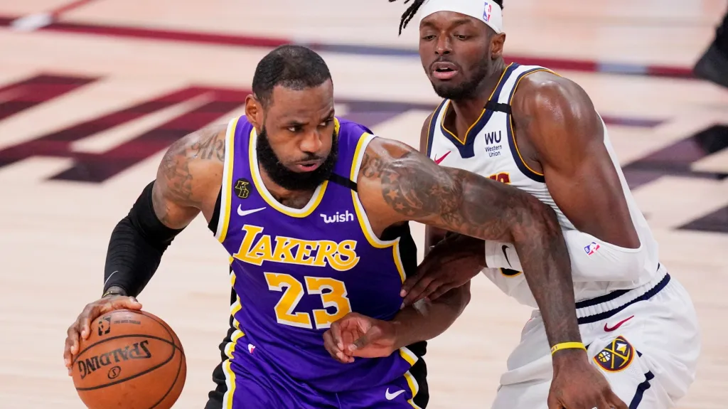 LeBron James z LA Lakers se snaží prosadit v utkání s Denverem