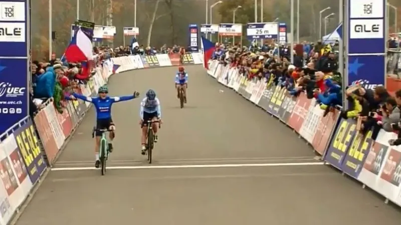 Závěr závodu žen do 23 let na ME v cyklokrosu s bronzovou Noskovou