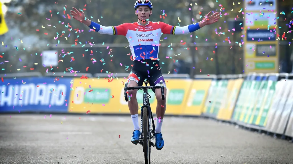 Mathieu van der Poel se raduje z vítězství