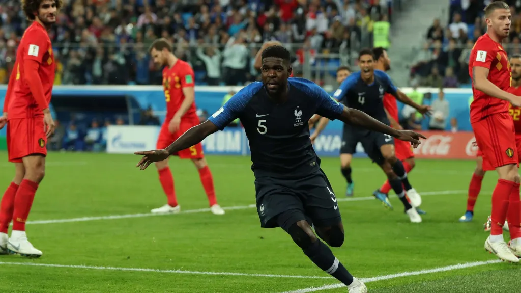 Francouz Samuel  Umtiti se raduje z gólu v síti Belgie