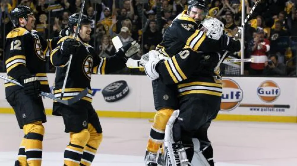 Hokejisté Bostonu slaví postup