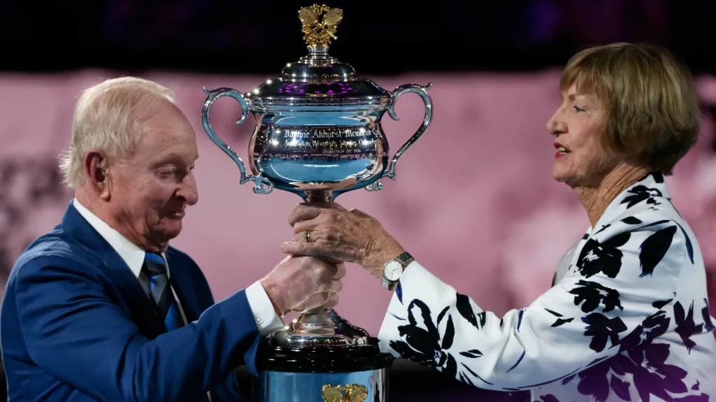 Rod Laver s Margaret Courtovou při vzpomínkovém ceremoniálu na Australian Open