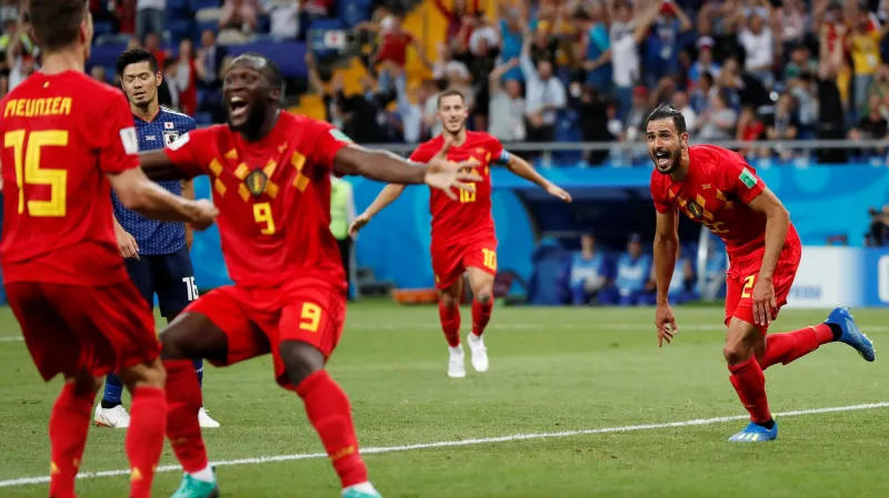 Belgičan Nacer Chadli (vpravo) se raduje z vítězné branky v síti Japonska