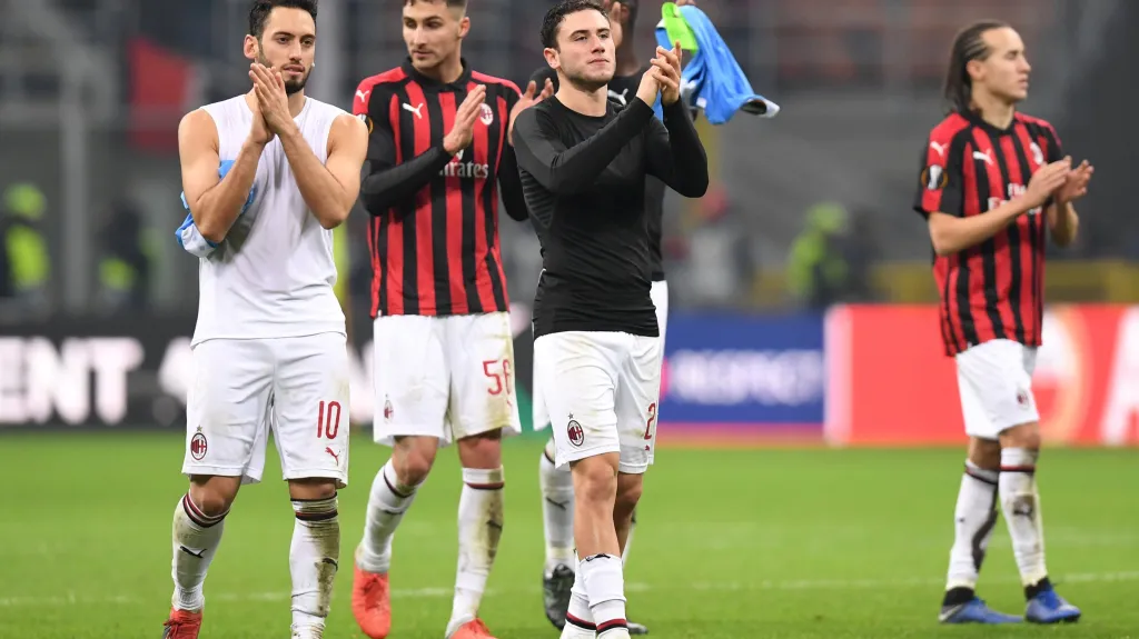 Stefan Simič (druhý zleva) po vítězství AC Milán