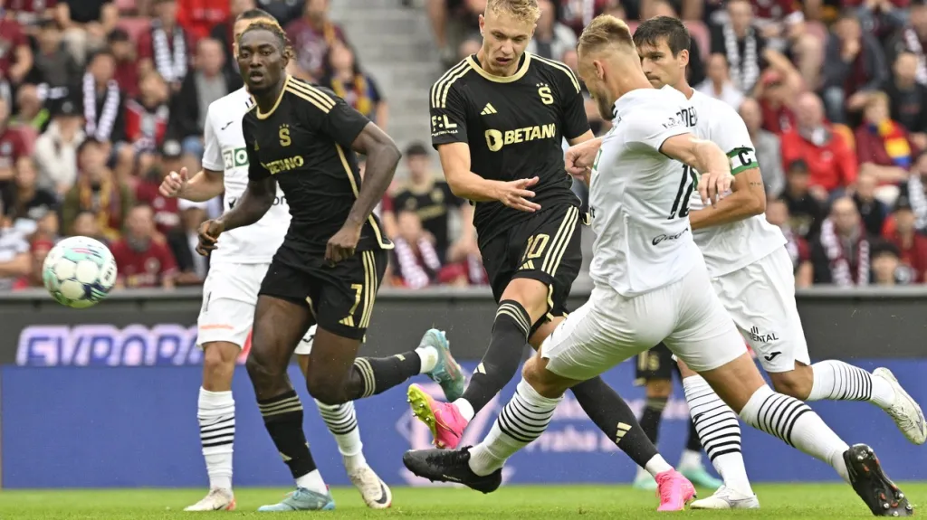 Sparťan Adam Karabec (s číslem 10) v utkání proti Karviné