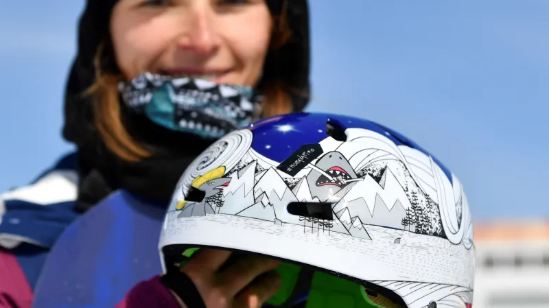 Šárka Pančochová s helmou pro olympijské hry