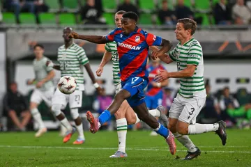 Plzeňský Rafiu Durosinmi v utkání proti Ferencvárosi