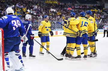 Švédští hokejisté se radují ze vstřelené branky v utkání proti Francii