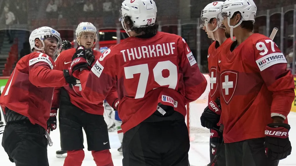 Hokejisté Švýcarska oslavují gól na mistrovství světa