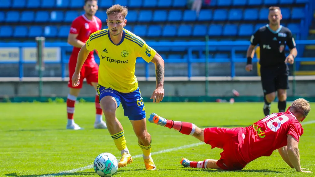 Zlínští fotbalisté (ve žluto-modrém) porazili v generálce na ligu Líšeň