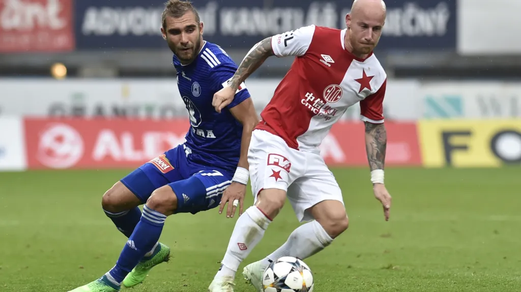 Miroslav Stoch ze Slavie drží míč před Martinem Sladkým z Olomouce