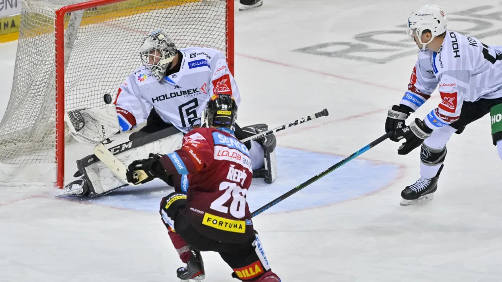 Michal Řepík skóruje proti Karlovým Varům
