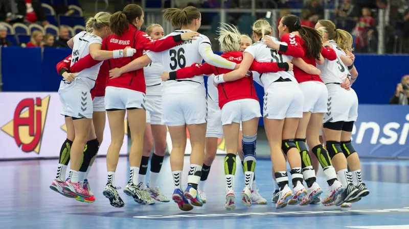 České házenkářky se radují z vítězství nad Maďarskem