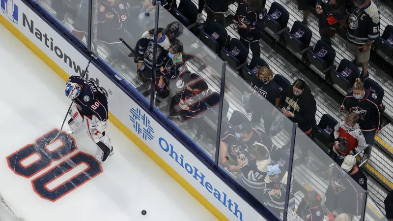 Elvis Merzlikins se dívá na číslo 80 na památku zesnulého Matisse Kivleniekse