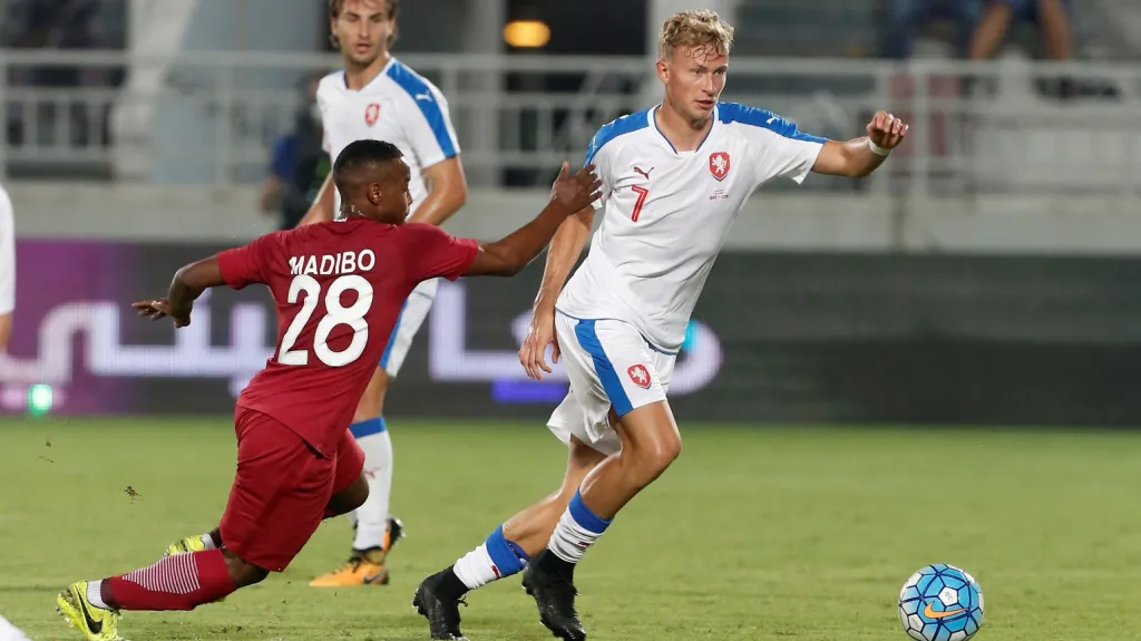 Antonín Barák (vpravo) v utkání proti Kataru