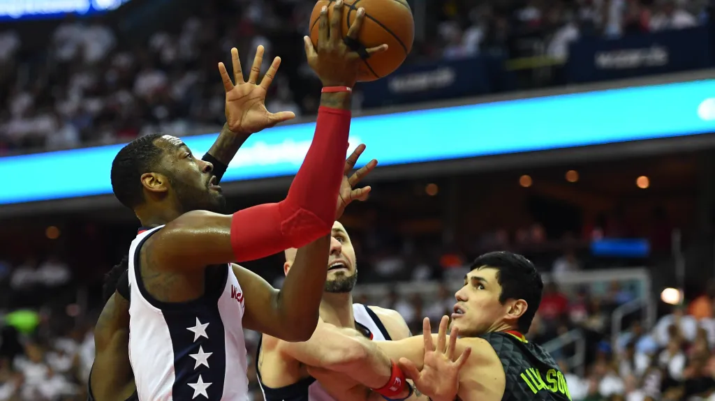 John Wall z Washingtonu v nájezdu na koš proti Atlantě