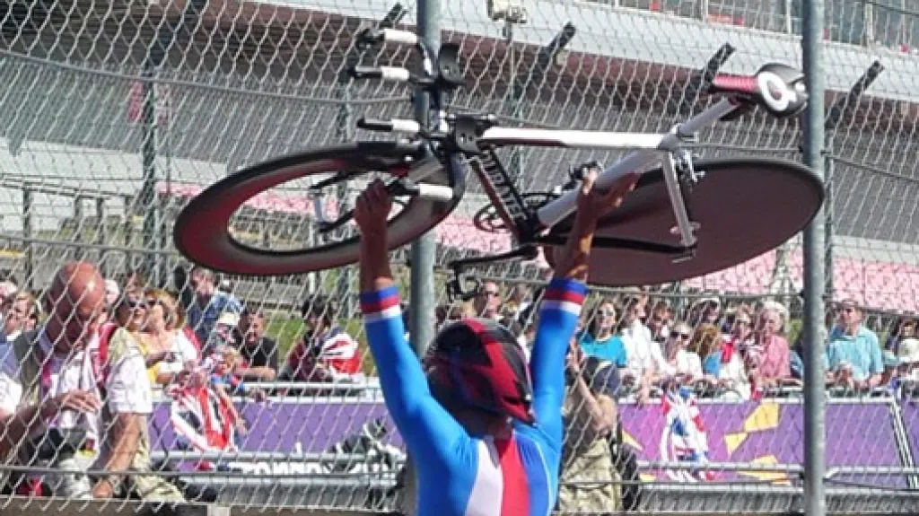 Vítězné gesto Jiřího Ježka s kolem nad hlavou