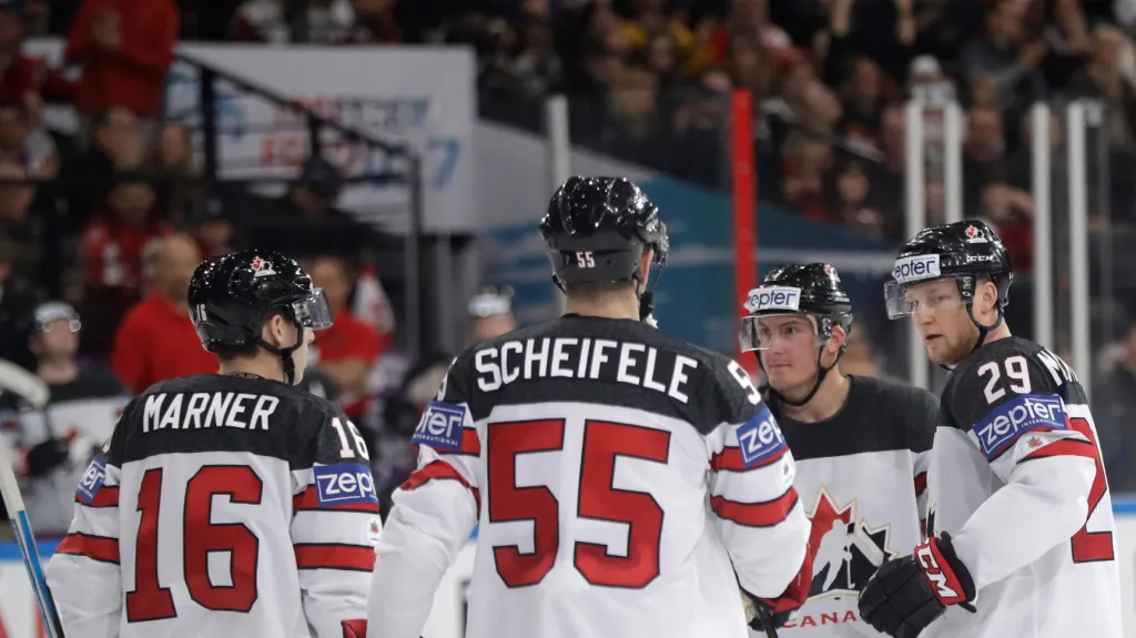 Tyson Barrie z Kanady (druhý zprava) si na MS už nezahraje