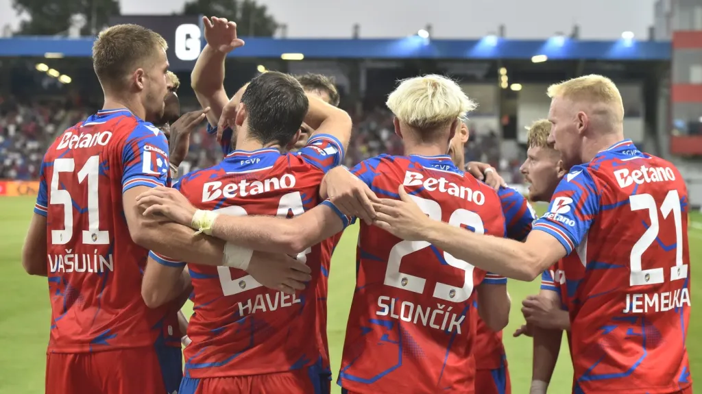 Fotbalisté Plzně se radují z gólu