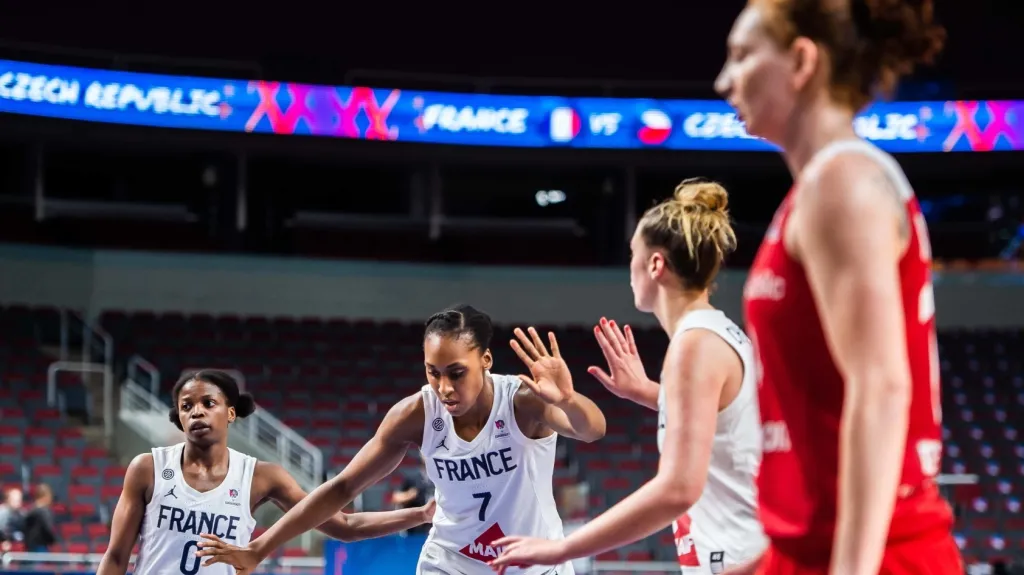 Basketbalistky Francie si plácají v utkání s Českem