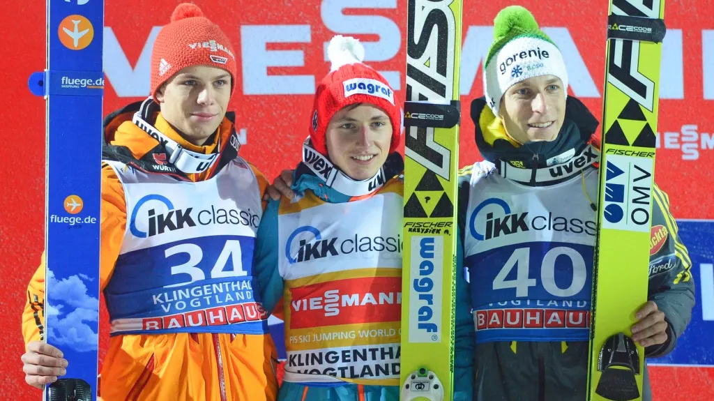 Nejlepší skokani z Klingenthalu - zleva Wellinger, Biegun a Tepeš
