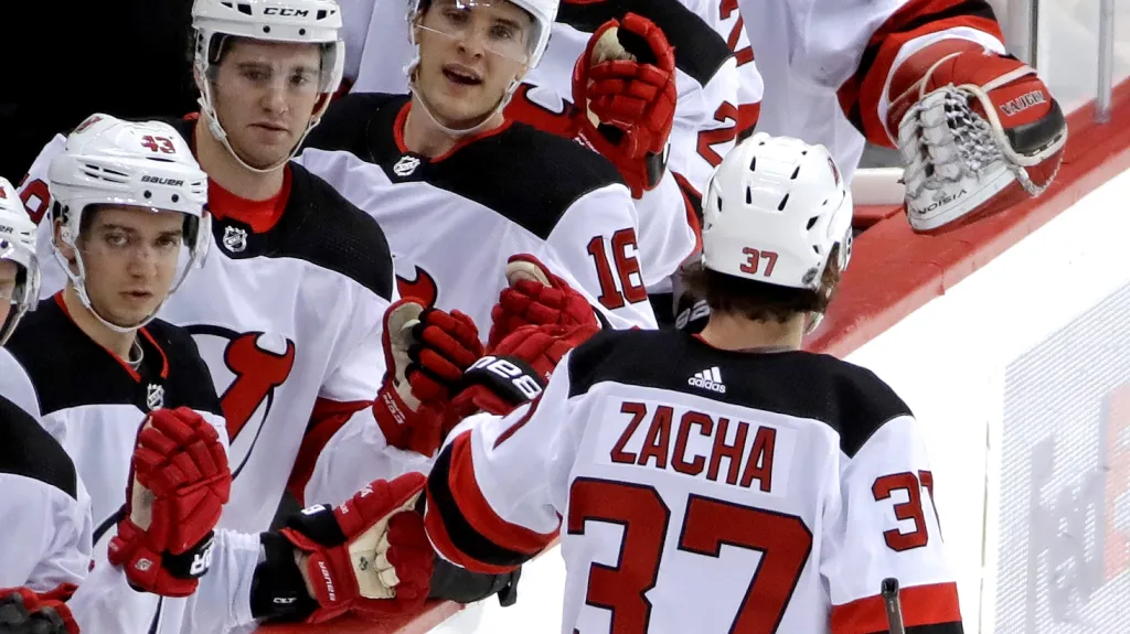 Pavel Zacha se spoluhráči