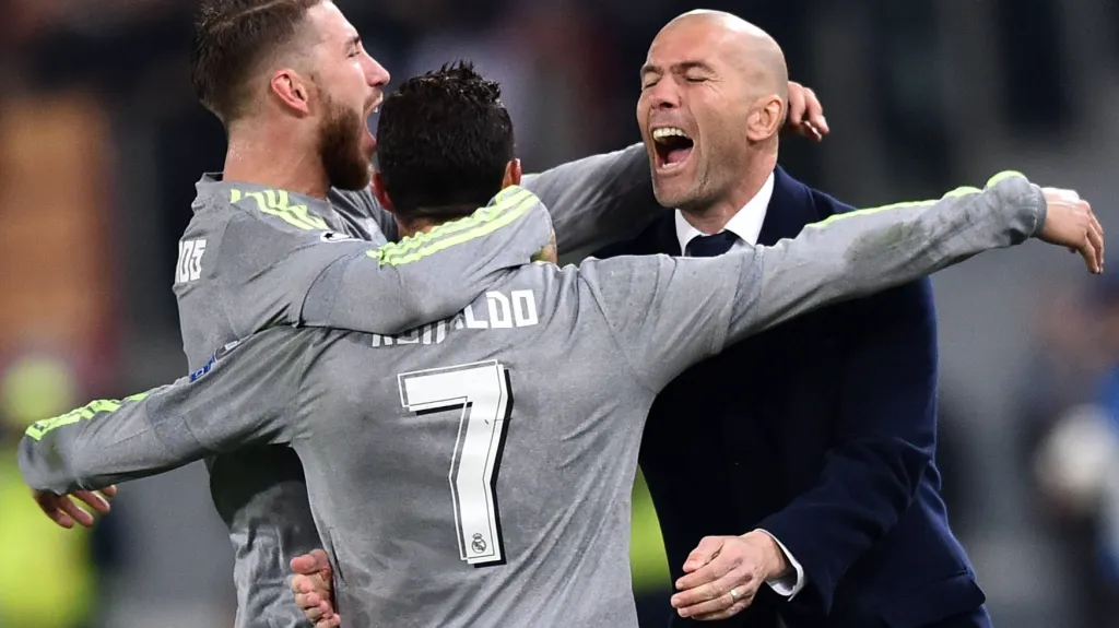 Trenér Realu Madrid Zinédine Zidane slaví gól se svými svěřenci Cristianem Ronaldem a Sergio Ramosem