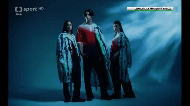 Nástupové olympijské kolekci pro Paříž dominuje plášť