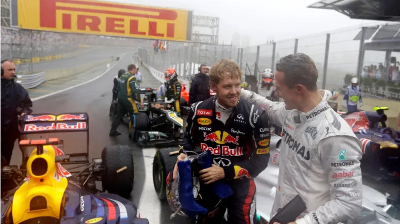 Sebastian Vettel jako trojnásobný mistr světa a Michael Schumacher po svém posledním závodu kariéry