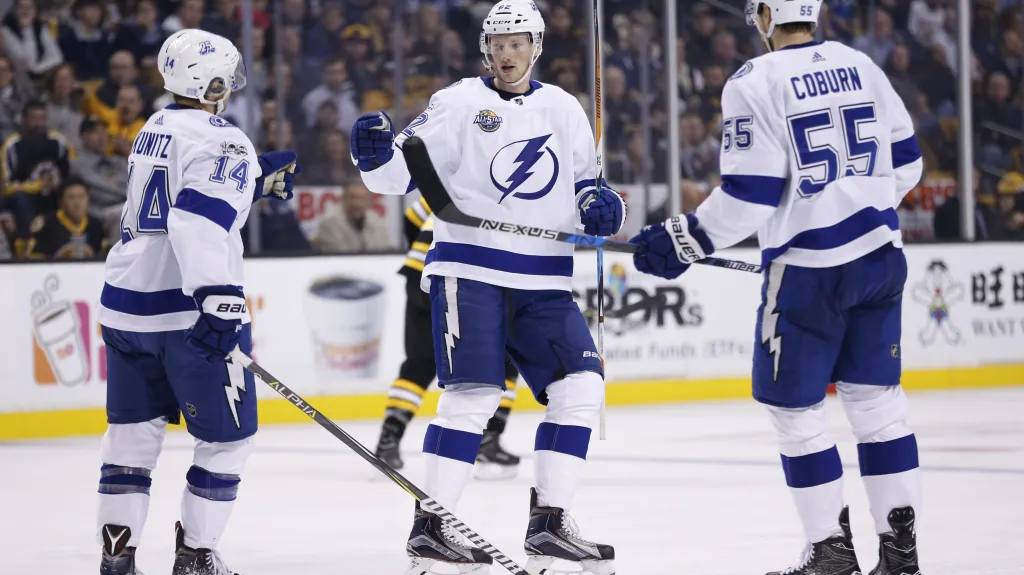 Spoluhráči gratulují Andreji Šustrovi (uprostřed) ke gólu