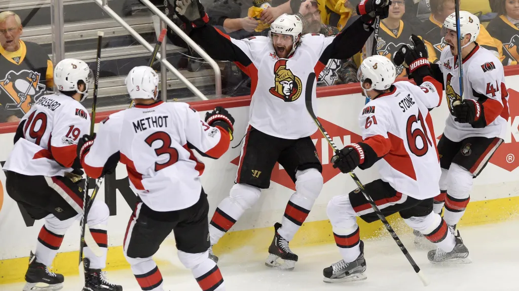 Hokejisté Ottawy slaví rozhodující gól na ledě Pittsburghu
