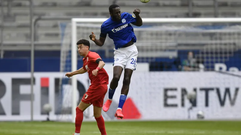 Jan Morávek z Augsburgu a Salif Sane ze Schalke